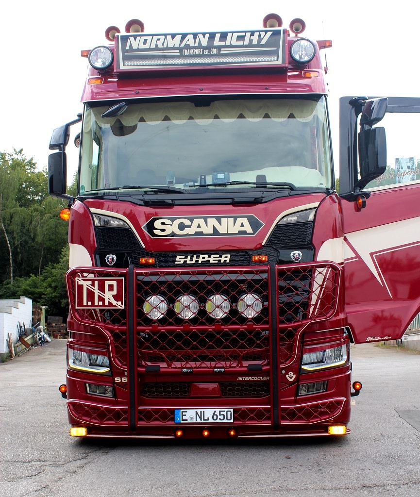 Rot lackierter Scania LKW von vorne