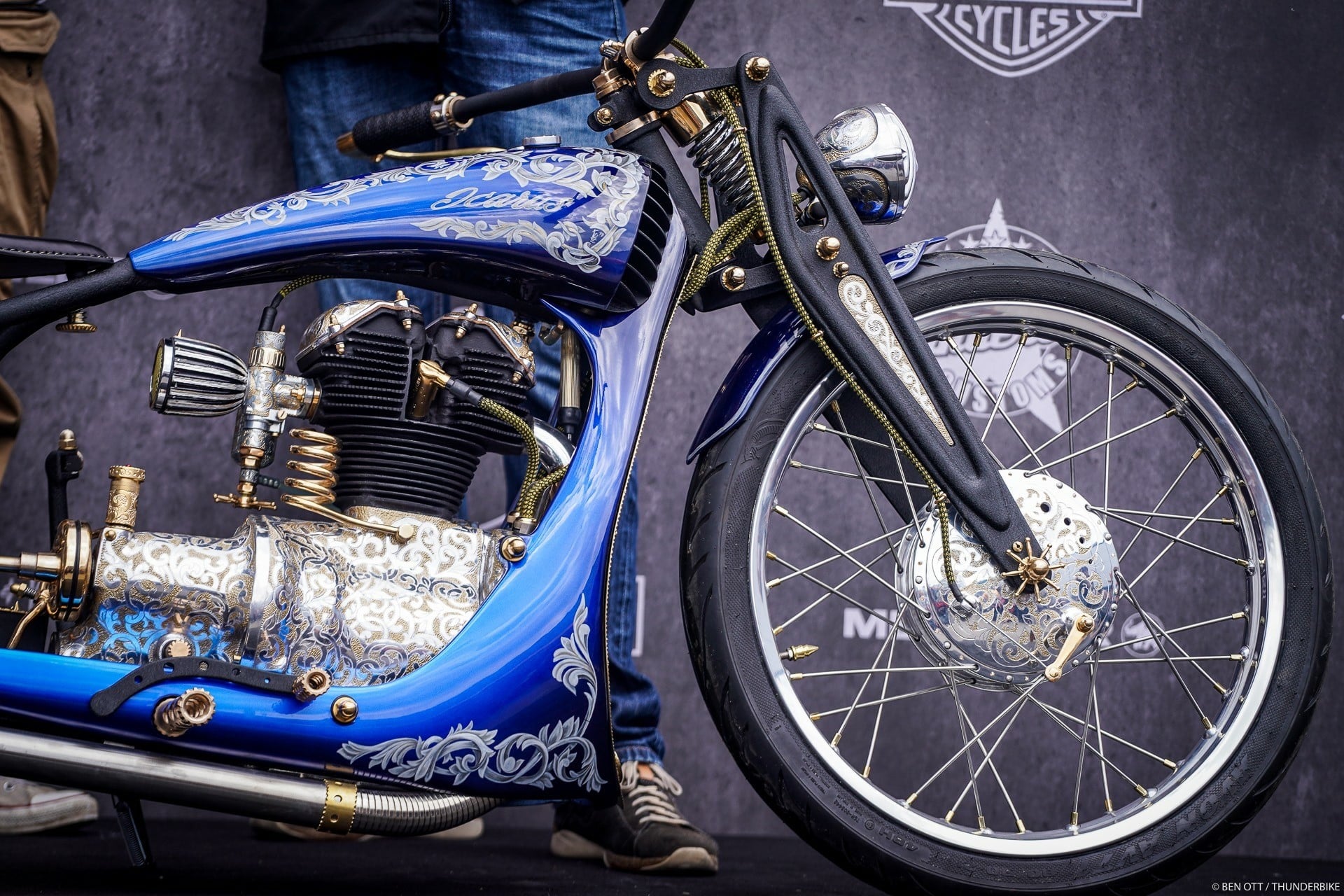 Custom Bike mit blauem Lack und floralen Zierelementen
