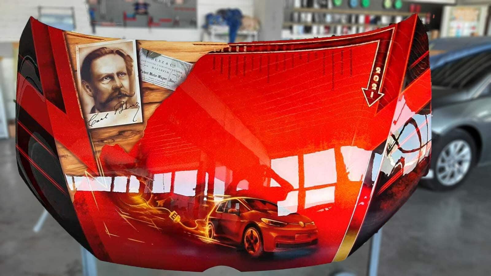 Motorhauben-Design mit dem Portrait von Carl Benz